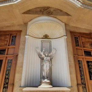 برجی مجلل با امکانات یک هتل پنج ستاره